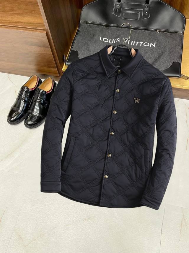 范思哲 官网同款，同步发售！秋冬新款棉服男士加棉夹克外套，原单三标齐全高端版本！带隐藏帽，专柜定制面料 透气舒适度高，细节无可挑剔，品牌元素设计理念，体现高品质