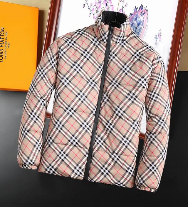 巴宝莉 三标齐全 秋冬季新款羽绒夹棉棉服外套，秀场新品品相非常完美，舒适保暖，色泽饱满诱人，非常出彩的设计，轻松将时髦感进阶，做工极为考究严谨，走线工整细致！大