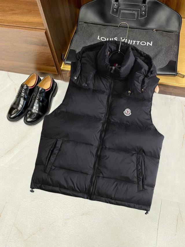 蒙口 官网款新款马甲羽绒服。这款号称羽绒服届最高端的，全部90绒的三标齐全带着经典的Logo组合搭配，第一眼看到就是满满的视觉冲击，保暖性能更出色，轻便不厚重，