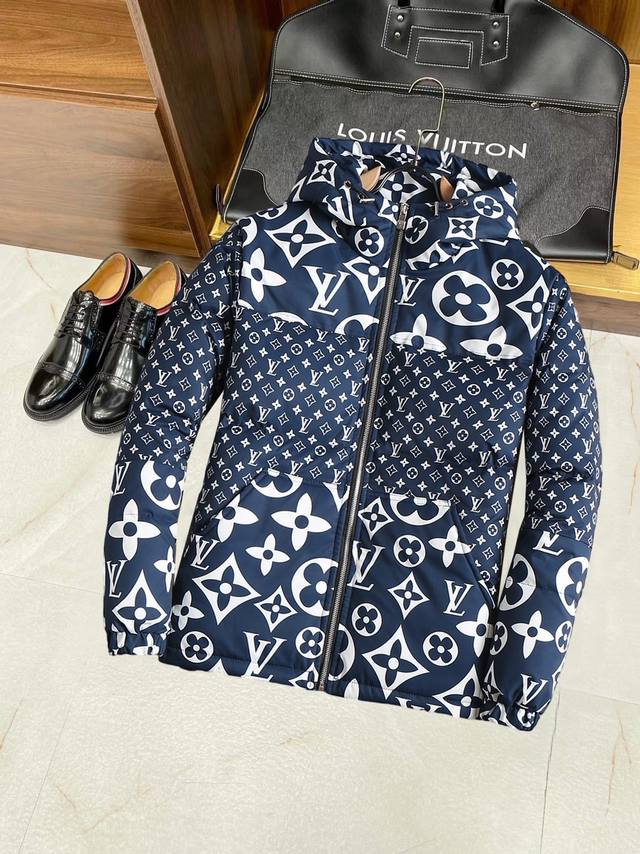 路易威登Lv 官网款新款羽绒服。这款号称羽绒服届最高端的，全部90绒的三标齐全带着经典的Logo组合搭配，第一眼看到就是满满的视觉冲击，保暖性能更出色，轻便不厚