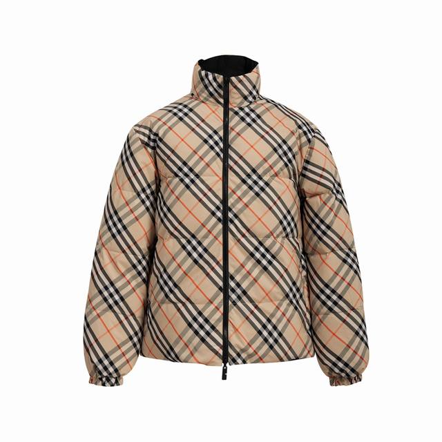 24Fw 格纹两面穿羽绒棉服 双面两穿设计 独特性与实用性：这款背心采用双面两穿设计，一面是经典格纹，另一面则是点缀有品牌马术骑士徽标 Ekd 贴花的纯色设计。