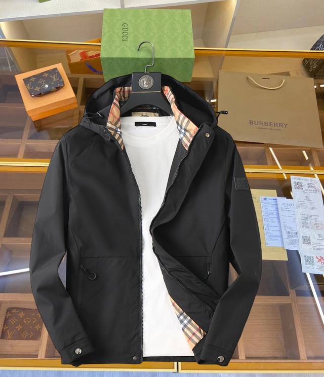 巴宝莉 官网同款三标齐全提前发售！2025春秋新款男士夹克外套，原单三标齐全高端版本！专柜定制面料 透气舒适度高，细节无可挑剔，品牌元素设计理念，体现高品质。手