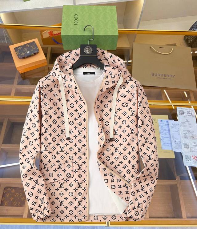 路易威登Lv 官网同款三标齐全提前发售！2025春秋新款男士夹克外套，原单三标齐全高端版本！专柜定制面料 透气舒适度高，细节无可挑剔，品牌元素设计理念，体现高品