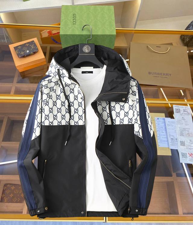 古驰 官网同款三标齐全提前发售！2025春秋新款男士夹克外套，原单三标齐全高端版本！专柜定制面料 透气舒适度高，细节无可挑剔，品牌元素设计理念，体现高品质。手感