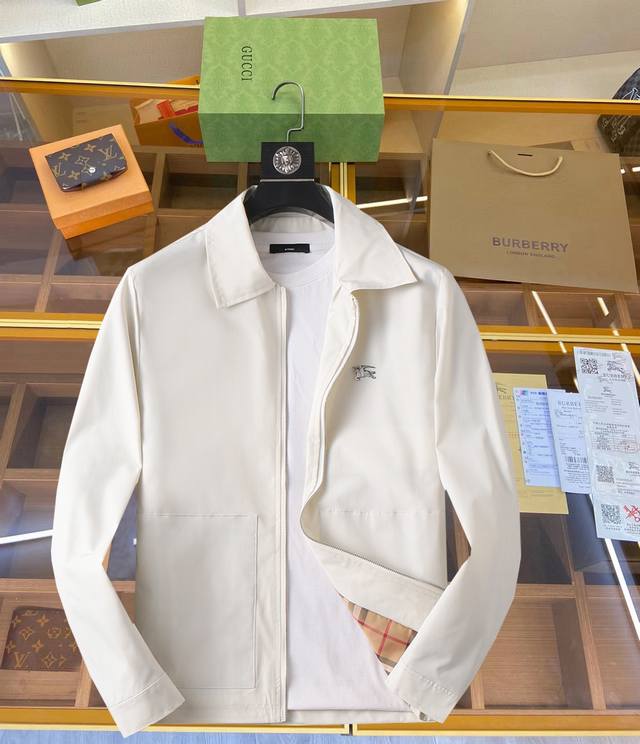 巴宝莉 官网同款三标齐全提前发售！2025春季新款男士夹克外套，原单三标齐全高端版本！专柜定制面料 透气舒适度高，细节无可挑剔，品牌元素设计理念，体现高品质。手
