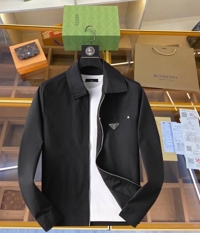 普拉达 官网同款三标齐全提前发售！2025春季新款男士夹克外套，原单三标齐全高端版本！专柜定制面料 透气舒适度高，细节无可挑剔，品牌元素设计理念，体现高品质。手