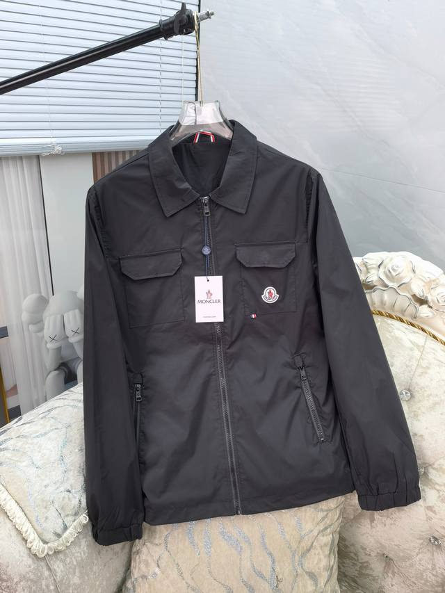 蒙口Moncler 高品质2025春季新款男士夹克外套，高端版本！专柜定制面料 透气舒适度高，细节无可挑剔，品牌元素设计理念，体现高品质。手感细腻柔软！呈现休闲