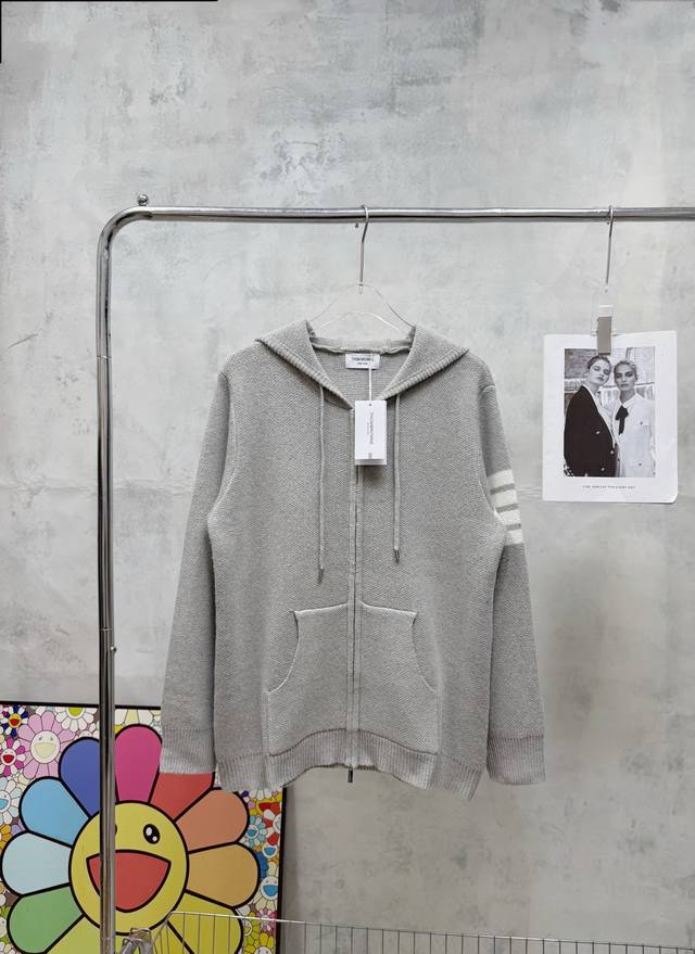 款号#Z116 性价比顶级版本 Tb四杠帆船工艺针织连帽外套 汤姆Tb经典四条杠专柜同步外套 加厚加重一斤4两升级高克重面料 面料采用包芯纱含 %20 羊绒纯棉