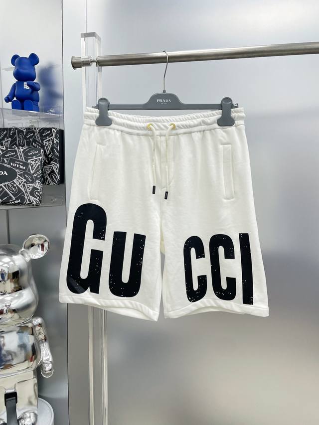 Gu*古 2025夏季新款 Gg 字母印花短裤 Ss 高级定制面料透气面料 透气弹力舒适度极高，细节无可挑剔，顶级辅料配备，原版Logo设计理念，手感细腻柔软！