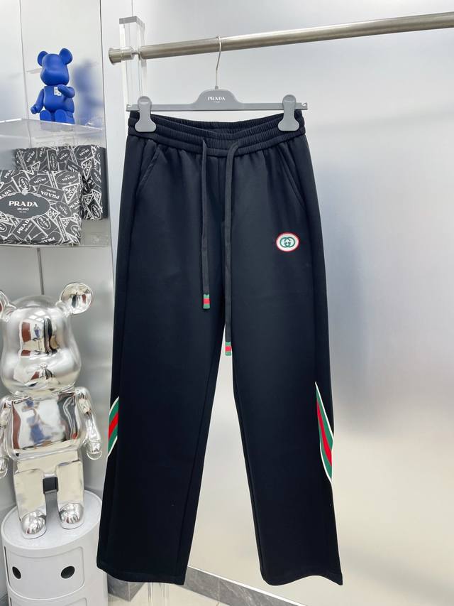 Gu*古 2025春夏新款织带拼接Gg刺绣休闲裤 长裤 Ss 品牌经典Logo 定制面料，舒适度极好，手触感： 烈。辦识度极高，完美品相工艺。 尺码：M-3Xl