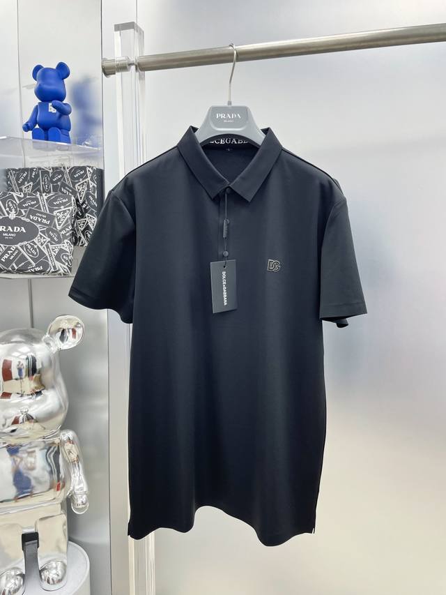 Dg 杜嘉班纳 速干面料 25Ss新款 徽标 短袖Polo衫 Ss 面料自带透气网孔，吸湿排汗，速干保持干爽，小翻领门襟排扣设计，展露挺拔姿态，不软踏，简约款式