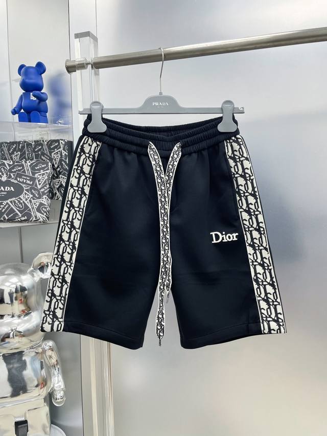 Di*迪 25Ss新款 织带拼接刺绣字母Logo短裤 Ss 品牌经典Logo休闲裤 ，定制面料，舒适度极好，手触感强烈。辨识度极高，完美品相工艺。 时尚个性 百