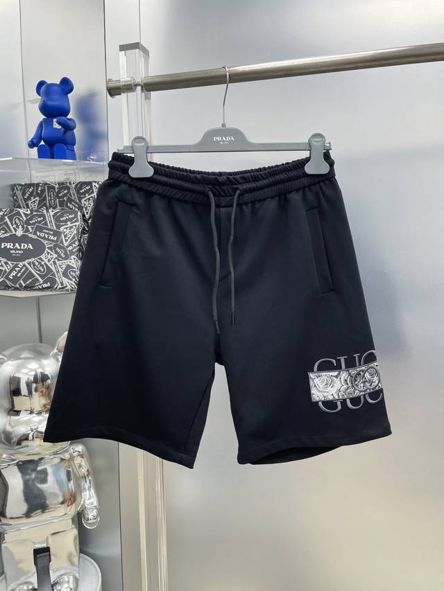 Gu*古 25Ss新款 Gg刺绣字母Logo短裤 Ss 品牌经典Logo休闲裤 ，定制面料，舒适度极好，手触感强烈。辨识度极高，完美品相工艺。 时尚个性 百搭潮