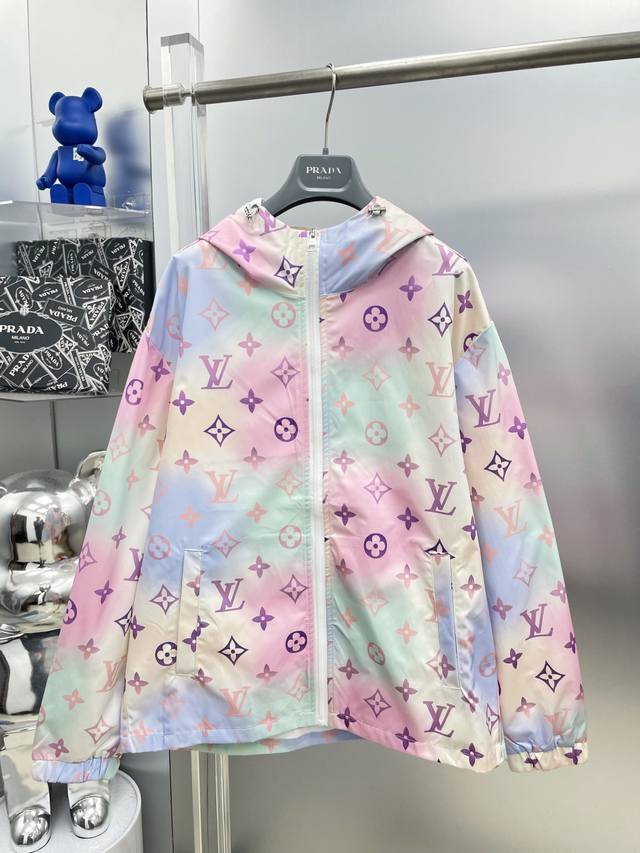 Lv 路易 2025夏季满印老花字母Logo防晒衣外套 Ss 夏季旅游出行必备海外专柜同步 轻薄高品质面料奢华高级定制 任何人都可以轻松驾驭，客供进口聚纤维面料