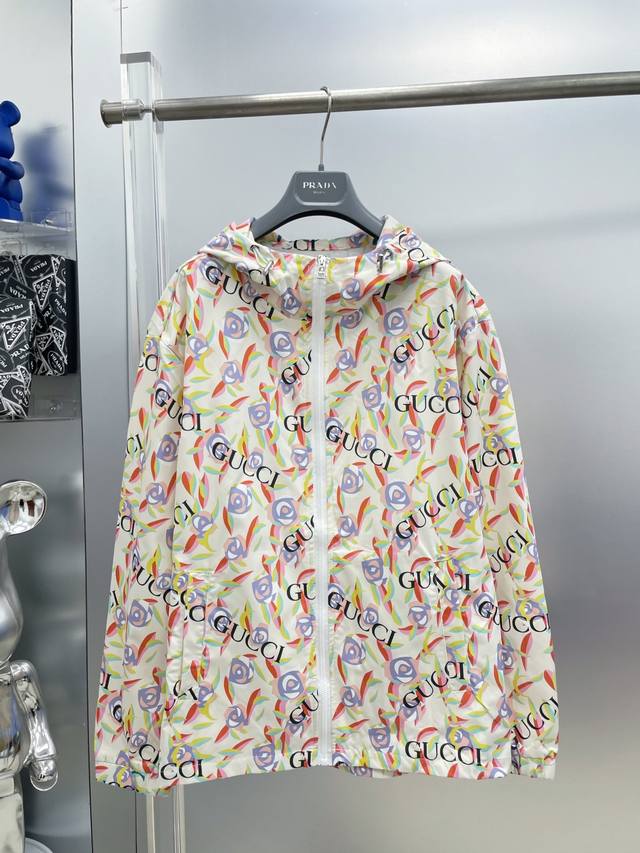 Gu*古 2025夏季满印老花字母Logo防晒衣外套 Ss 夏季旅游出行必备海外专柜同步 轻薄高品质面料奢华高级定制 任何人都可以轻松驾驭，客供进口聚纤维面料
