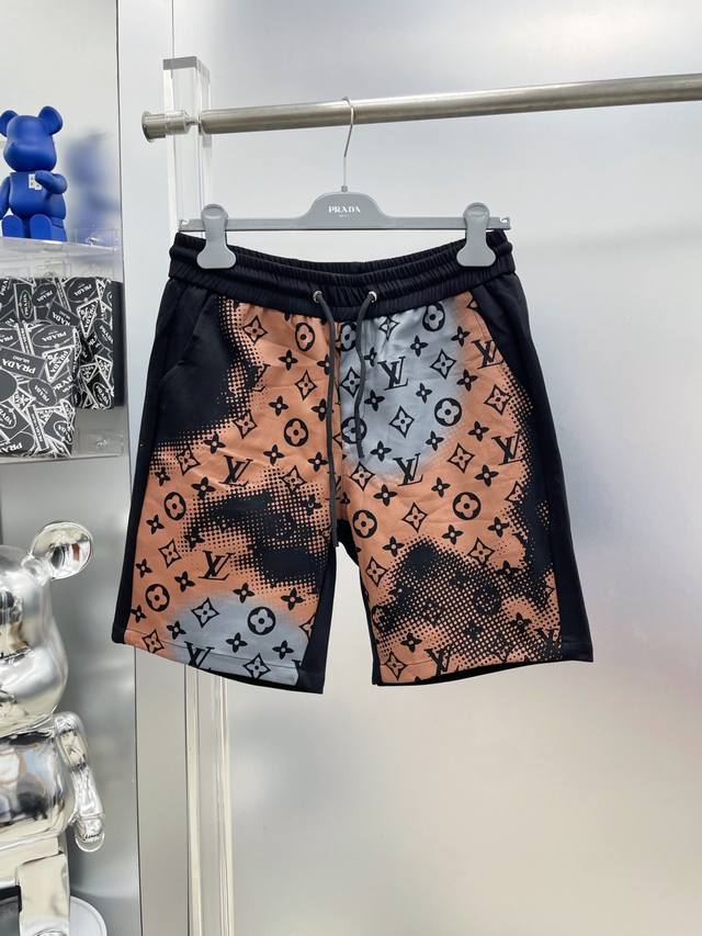 Lv 路易 2025夏季新款老花字母水墨印花休闲短裤 Ss 经典品牌Logo配饰 身穿着非常舒适 低调不失奢华 穿出去非常有档次 裤型款式和裁剪亦无需多言 上身