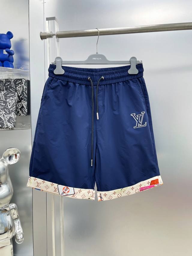 Lv 路易 2025夏季新款拼接撞色休闲短裤 Ss 经典品牌Logo配饰 身穿着非常舒适 低调不失奢华 穿出去非常有档次 裤型款式和裁剪亦无需多言 上身精致跃然
