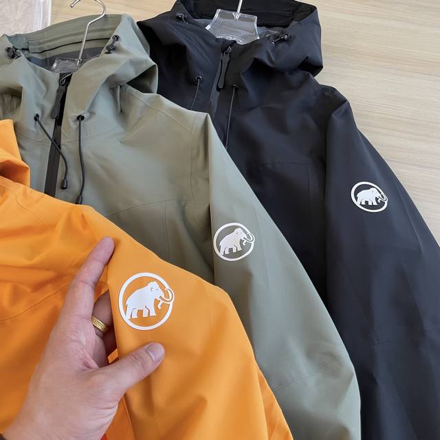 细节图 三色外套Mammut 猛犸象 Ayako Pro 2.0 女子户外登山亚洲版连帽软壳内里压胶冲锋衣 这款连帽冲锋衣，专为女性打造，设计上独具匠心。限量硅