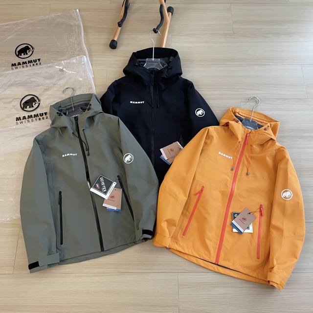 主图 三色外套Mammut 猛犸象 Ayako Pro 2.0 女子户外登山亚洲版连帽软壳内里压胶冲锋衣 这款连帽冲锋衣，专为女性打造，设计上独具匠心。限量硅胶