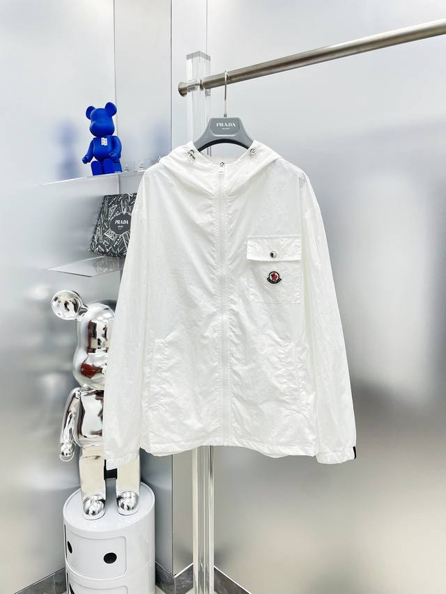 一套不拆 Mon* 蒙口 2025夏季新款徽标字母印花防晒衣套装，短裤连帽 外套 K 采用进口轻尼龙科技面料制作，3D印花上身柔软舒适，并且超级轻盈！款式更是时