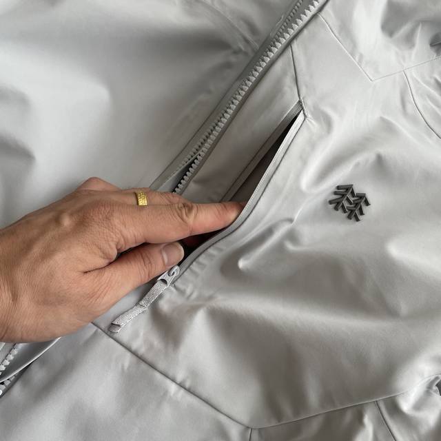 细节图 秋款外套Kolonsport 可隆25年秋冬款全热封户外冲锋衣上衣 可隆专柜同步登山系列 采用进口客供面料，可隆高端牛货！贸易公司订单！硬壳单层冲锋衣！