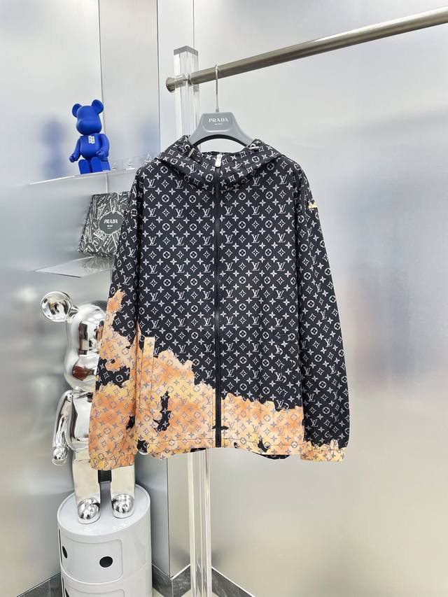 一套不拆 1V 路易 2025夏季新款满印字母印花防晒衣套装，短裤连帽 外套 K 采用进口轻尼龙科技面料制作，3D印花上身柔软舒适，并且超级轻盈！款式更是时尚有