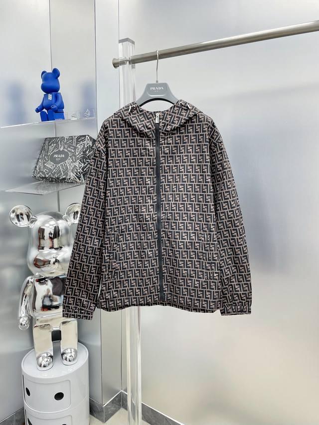 一套不拆 Fen*芬迪 2025夏季新款满印老花Ff 防晒衣套装，短裤连帽 外套 K 采用进口轻尼龙科技面料制作，3D印花上身柔软舒适，并且超级轻盈！款式更是时