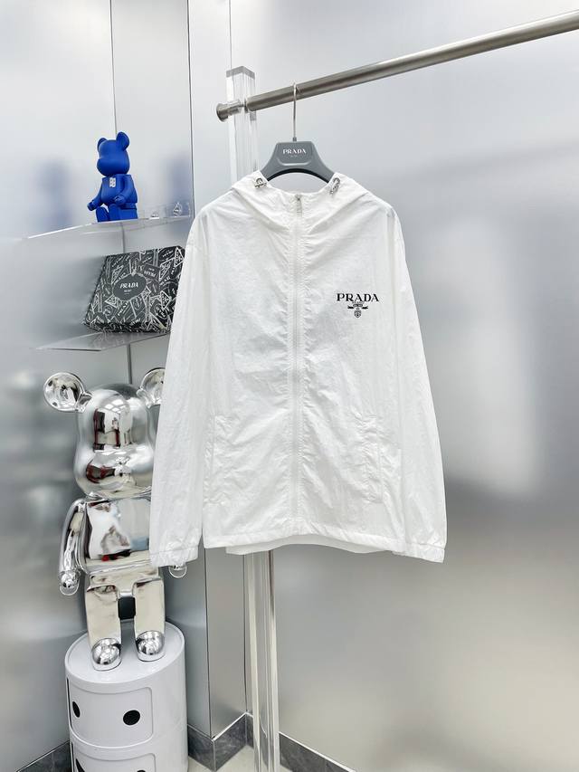 一套不拆 Pra*普拉达 2025夏季新款经典字母Logo防晒衣套装，短裤连帽 外套 K 采用进口轻尼龙科技面料制作，3D印花上身柔软舒适，并且超级轻盈！款式更