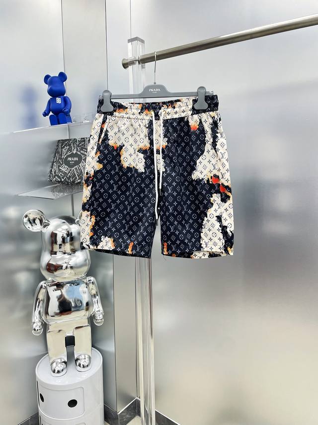路易威登Lv 三标齐全 2025夏季新款男士休闲短裤，高级定制面料透气面料 透气弹力舒适度极高，细节无可挑剔，顶级辅料配备，原版Logo设计理念，手感细腻柔软！