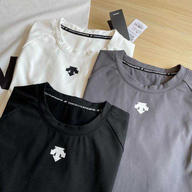 细节图 25年早秋款Descente 迪桑特 初秋三色中间标符合拉绒超柔软舒适新款Training三色综训系列长袖运动衫胸前硅胶立体标打底衫上衣 柜子同步 迪家