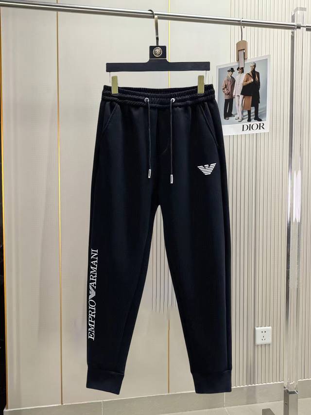 阿玛尼 2025春季新款休闲裤！官网同步发售。品牌经典Logo休闲裤 ，定制罗马面料，舒适度极好，手触感强烈。辨识度极高，完美品相工艺。 尺码：M-3Xl 下单