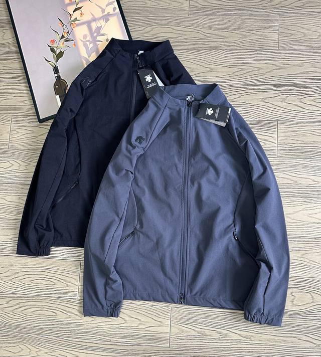 Descente 迪桑特秋季两色立领户外运动轻量化防风软壳夹克外套上衣 这款面料超给力，防风防水还透气。徒步 运动时出的汗也能快速排出去，完全不闷 长时间走路爬