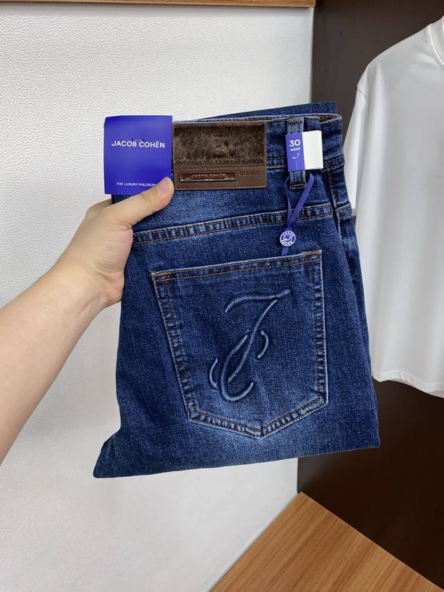 Jacob 2025秋季新品 修身男士牛仔裤纯血统品 每季必出的类型，无需质疑的热卖王牌单品，符合四季最佳的搭配色号 整体的风格延续了Slp的基调，通体融入了多