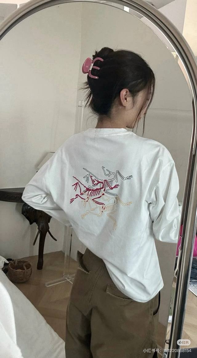 Arcteryx始祖鸟高定发泡三色彩标浮雕印花长袖T恤男女情侣款打底衫 面料百分百全棉双面长绒棉面料 280克 有点婴儿棉的感觉，触感非常舒服软糯，自带弹力哈