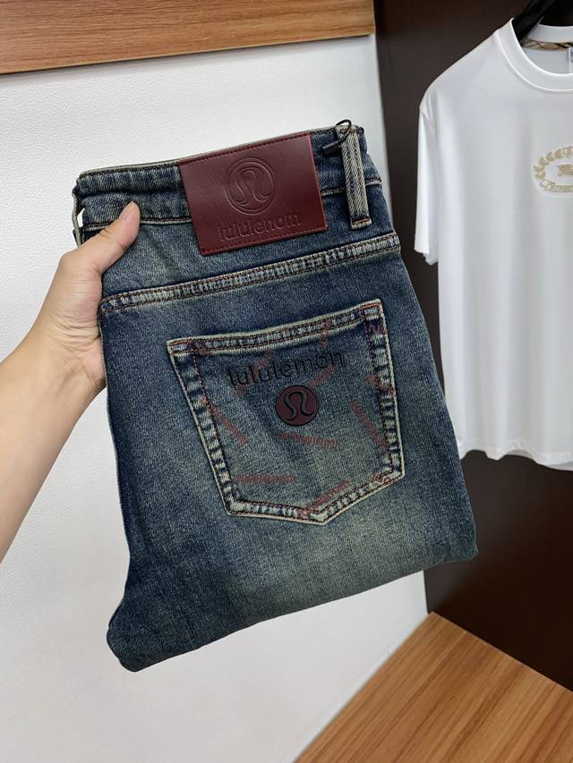 Lulu 修身时尚牛仔裤 精梳牛仔面料 设计亮点：五金色使用超A级电镀金属色：古金色A级工艺！定制专用金属扣，金属小钉 整套辅料定制开模，尽显高级感！整体裤子设