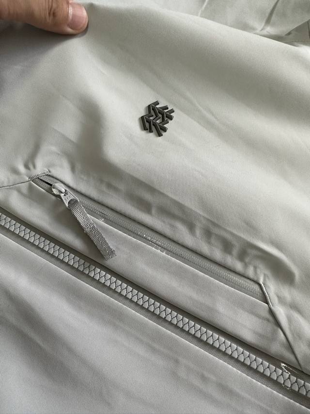 细节图 Kolonsport可隆25年秋冬款全热封户外冲锋衣 可隆专柜同步登山系列 采用进口客供面料，可隆高端牛货！贸易公司订单！硬壳单层冲锋衣！ 防风防雨又耐