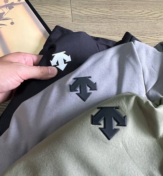 细节图 迪桑特硅胶立体综训练男士加绒防泼水运动健身梭织连帽冲锋衣外套。 采用功能性质感防风防水户外面料，正宗的高端货！内B1264里复合科粒绒，更加御寒保暖！全