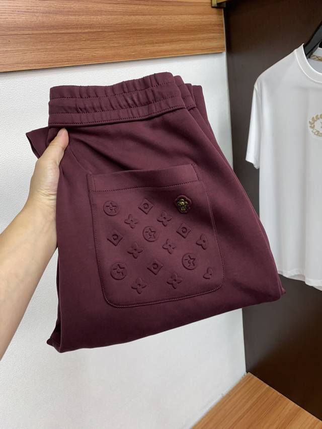 Lv路易威登 2025Ss早秋 新品 原单男士休闲裤 每季必出的类型，无需质疑的热卖王牌单品，符合四季最佳的搭配色号 整体的风格延续了Slp的基调，通体融入了多