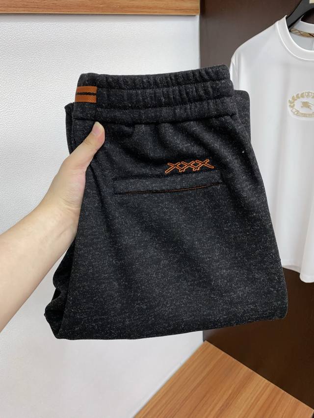 杰尼亚 专供新款休闲裤 高端版本！专柜定制面料 舒适度高，前幅精致刺绣 细节无可挑剔，品牌元素设计理念，体现高品质。手感细腻柔软！呈现休闲裁剪，上身版型超赞！