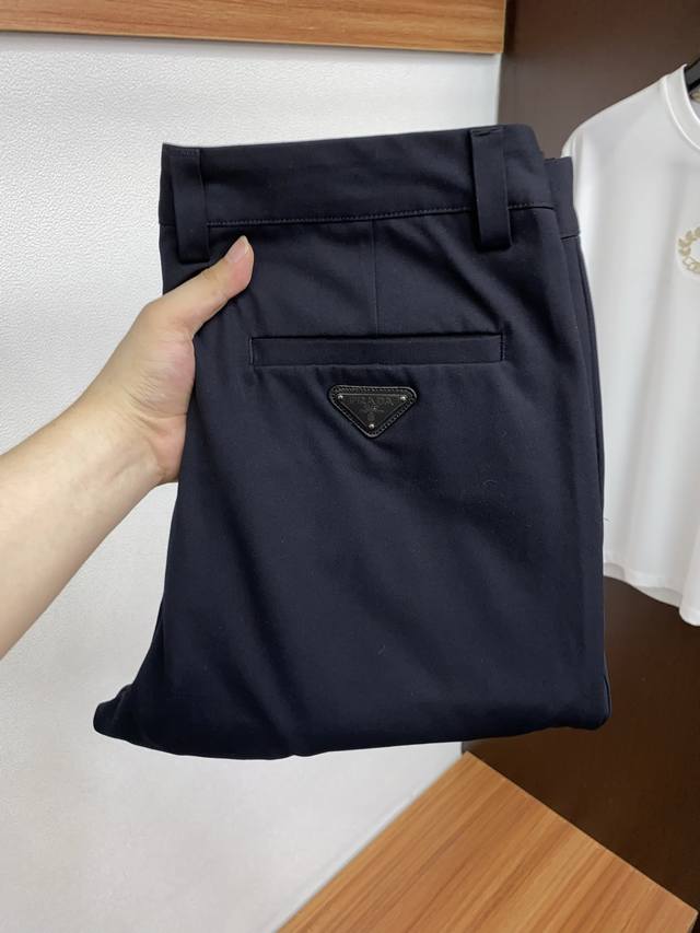普拉达 2025Ss秋冬 新品 原单男士休闲裤 纯血统品 G柜7000+ 每季必出的类型，无需质疑的热卖王牌单品，符合四季最佳的搭配色号 整体的风格延续了Slp