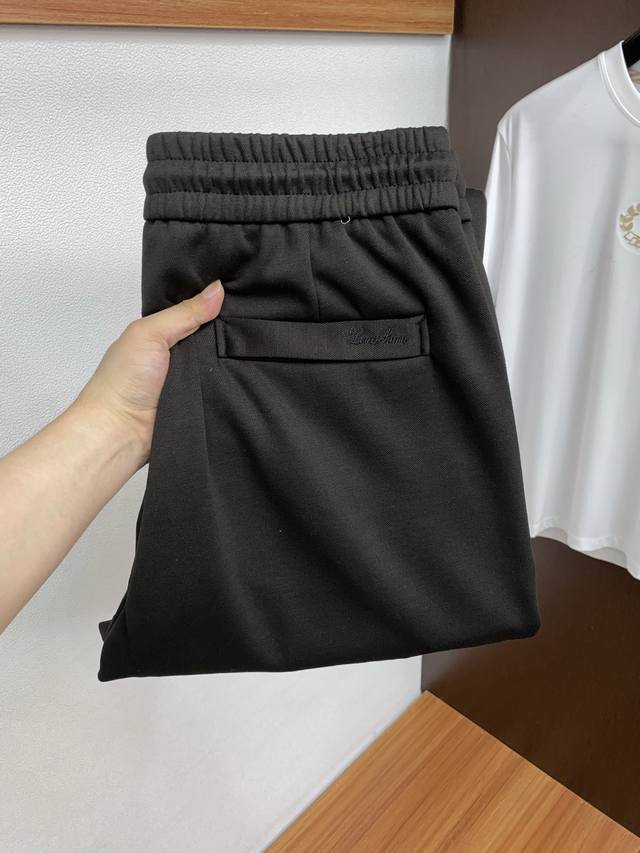 专供新款休闲裤 高端版本！专柜定制莫代尔羊毛面料 舒适度高，前幅精致刺绣 细节无可挑剔，品牌元素设计理念，体现高品质。手感细腻柔软！呈现休闲裁剪，上身版型超赞！