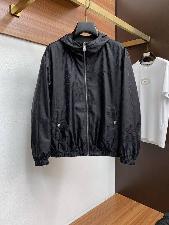 Lv路易威登 25秋冬秀款男士双面夹克外套，早秋新款，经典爆款夹克推荐！男士外套，时尚休闲外套夹克 ，高织超细腻科技软滑材质面料，面料的质感很高档细腻，档次感强