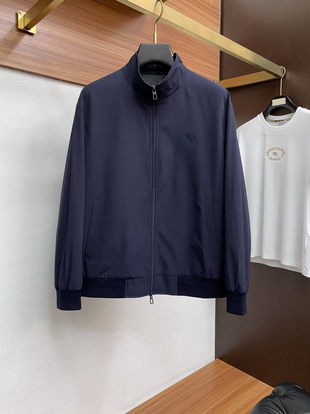 Lp 诺悠翩雅羊毛立领棉衣夹克外套，简约而利落的立领设计便足以吸引你的目光。不仅为整体造型增添了一份干练与精神，还能在微凉的天气里为颈部提供贴心的温暖呵护。夹克