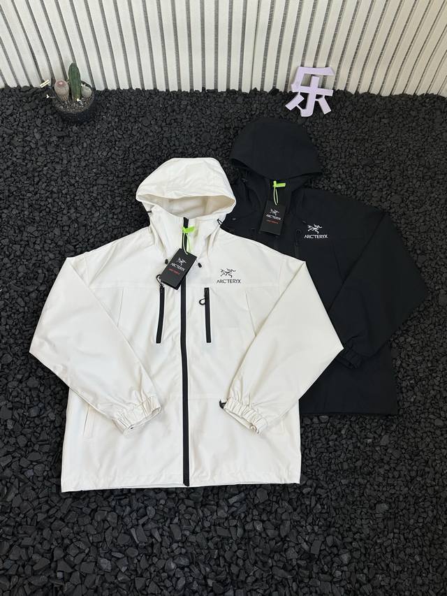 上新 始祖鸟25Ss春秋新款硬壳连帽休闲冲锋衣夹克外套，鸟家户外运动系列必备经典款，上身帅气百搭不挑人，休闲运动均可驾驭，经典永不过时绝佳春季出行穿搭必备单品