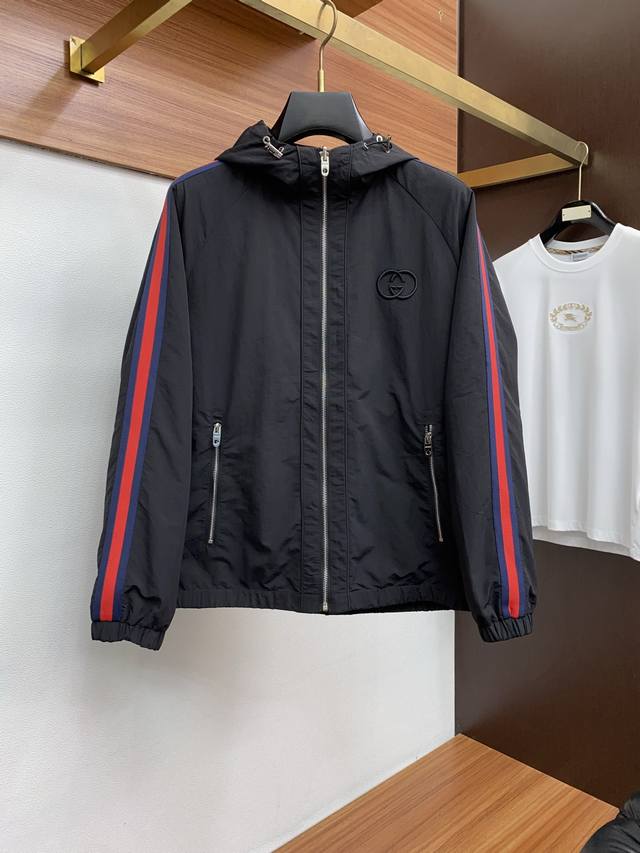 古奇 25秋冬秀款男士 夹克外套，早秋新款，经典爆款夹克推荐！男士外套，时尚休闲外套夹克 ，高织超细腻科技软滑材质面料，面料的质感很高档细腻，档次感强 ，辅料全