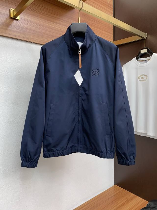 罗意威 最新款立领夹克，专柜款同步发售夹克外套，采用定制鹿绒面料，采用客供设计品牌元素，极为抢眼，工艺繁琐考究，原厂五金辅料，所有配置都是顶级定制，上身非常完美