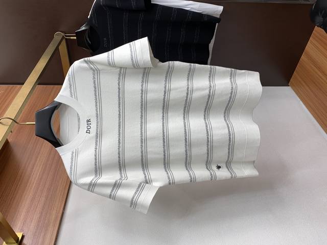 迪奥 秋冬新品精致优雅针织羊毛短袖！全品相！！刺绣品牌经典图案，高端大气．简约设计！面料上身舒适透气，细腻柔软，选用了高质量的羊毛和精湛的工艺，使毛衣的触感细腻
