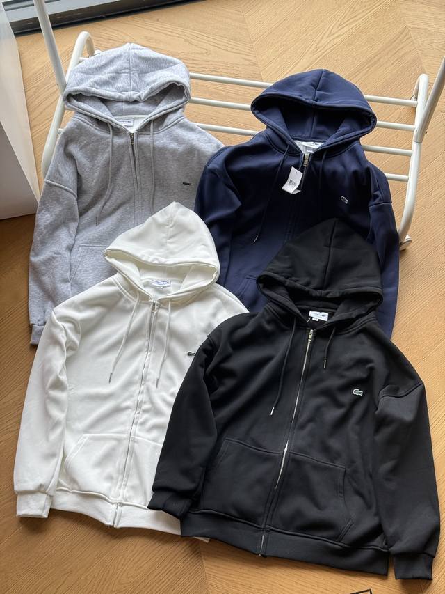 供 Lacoste法国鳄鱼男女同款基础款鳄鱼小标拉链开衫卫衣 黑色 藏青 花灰 白色 M~Xl 画龙点睛之笔的单品。延续优雅法鱼风格。衣服挺拔有型区别低端渣货，