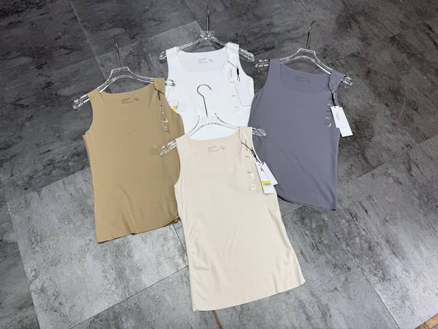 25专柜新款现货Ck背心 最新款法式小方领肌底背心，用舒适亲肤的面料，面料含多种氨基酸成分，能吸附空气中的水分子，形成保湿锁水层，更好的呵护肌肤，缓解干燥。打造