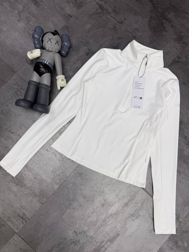 Alo这款高立领半拉链T恤绝对是秋冬必备鸭~外穿或者内搭都Ok的，面料柔软带弹力，贴身软糯细腻，敲舒服滴，起了个早穿着它去公园里散步，随便拍照都很好看哦~ 颜色